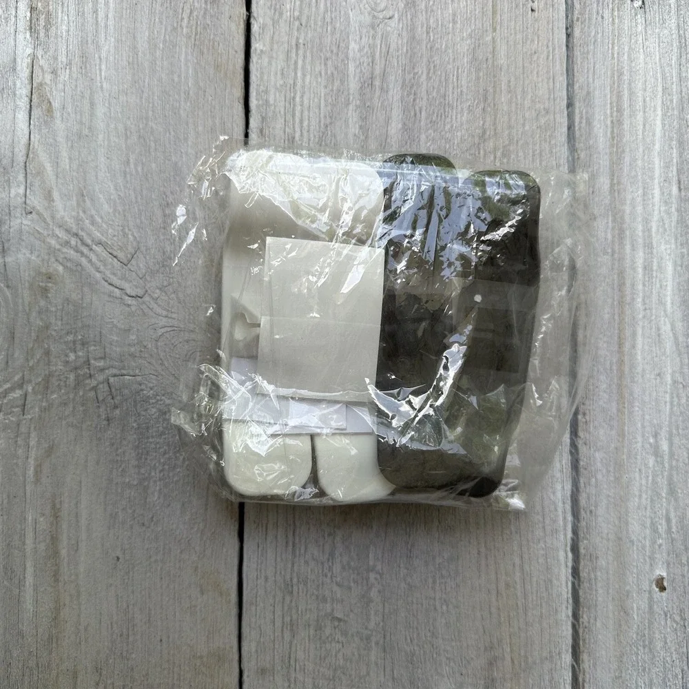Set‎ Of 4 Cord Keepers For Appliances 2 White & 2 Black - New